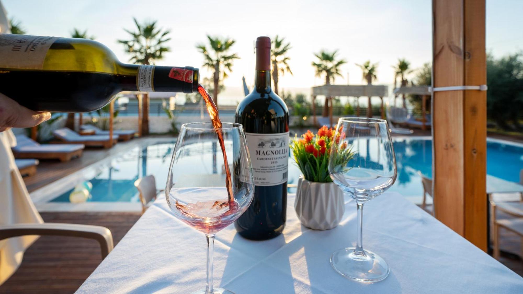 Sea Queen Luxury Hotel Radhimë Екстериор снимка